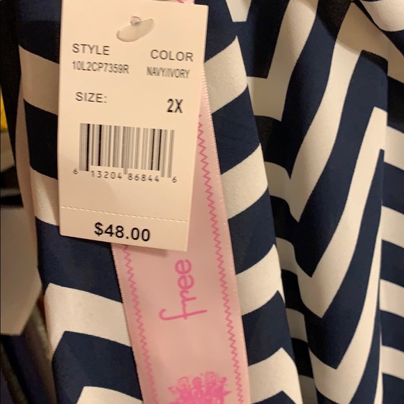 Chevron patterned, flowy top - Picture 3 of 3